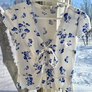 Abercrombie & Fitch White and Blue Floral Blouse XS